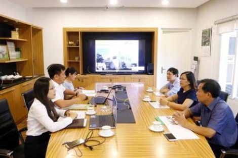 PGS.TS. Hoàng Thị Minh Phương - Hiệu trưởng Nhà trường trong một buổi làm việc với Công ty